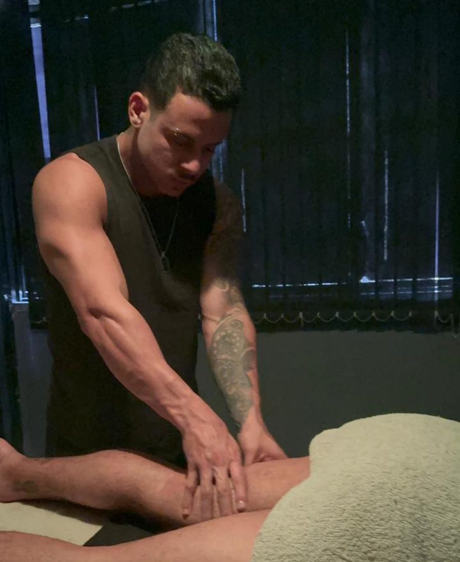 Vinicius Oliveira em atendimento na maca